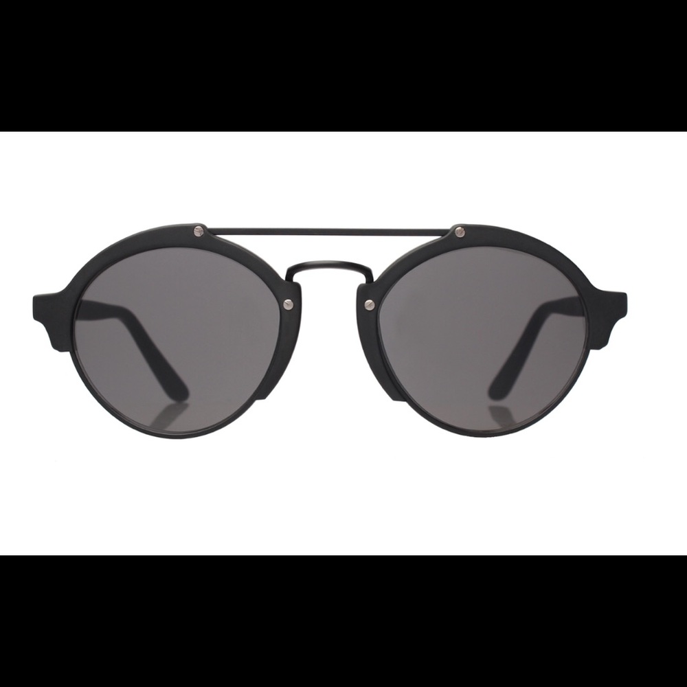 Illesteva Milan II sunglasses in matte black